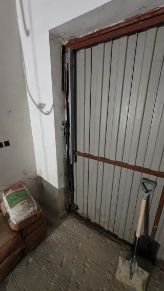 Portón garaje con puerta peatonal