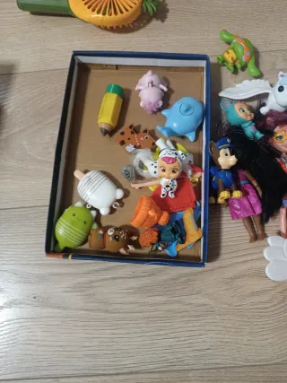 Lote de muñecos y figuras