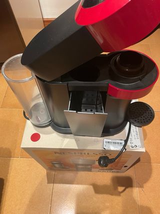 Cafetera Nespresso Vertuo Roja