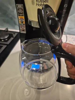 Cafetera Russell Hobbs Beige y negra