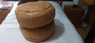 2 Puffs de cuero marrones