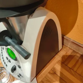 Thermomix TM31 con accesorios y libros