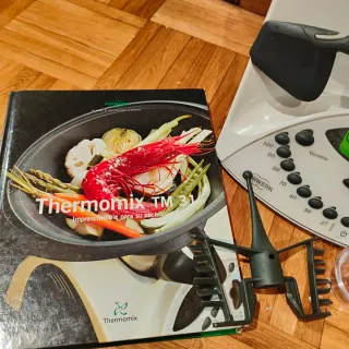 Thermomix TM31 con accesorios y libros