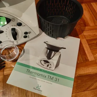 Thermomix TM31 con accesorios y libros