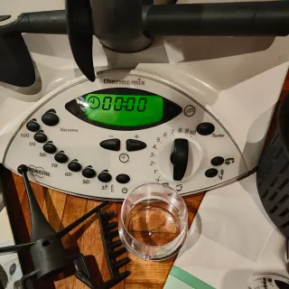 Thermomix TM31 con accesorios y libros