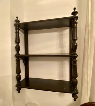 Estantería de madera oscura