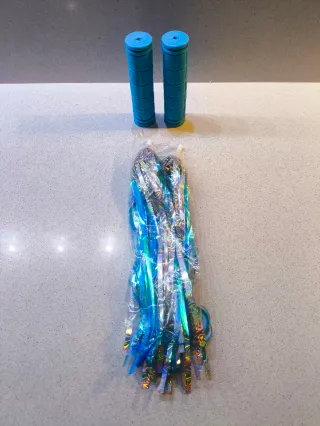 Empuñaduras azules con borlas para bici infantil