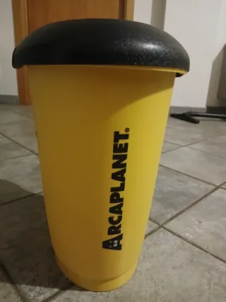 Contenitore giallo con coperchio nero