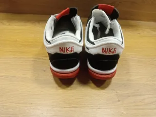 Tenis Nike Negro y Rojo