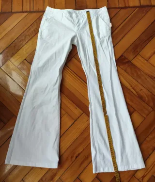 Pantalón blanco de corte acampanado. Talla 36