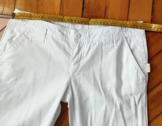 Pantalón blanco de corte acampanado. Talla 36
