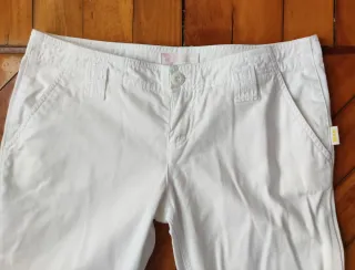 Pantalón blanco de corte acampanado. Talla 36