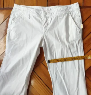 Pantalón blanco de corte acampanado. Talla 36