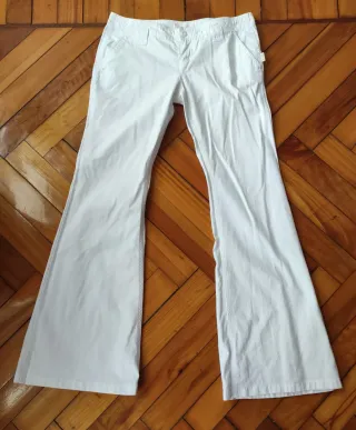 Pantalón blanco de corte acampanado. Talla 36