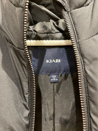 Chaleco acolchado negro con capucha