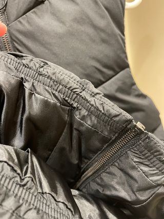 Chaleco acolchado negro con capucha