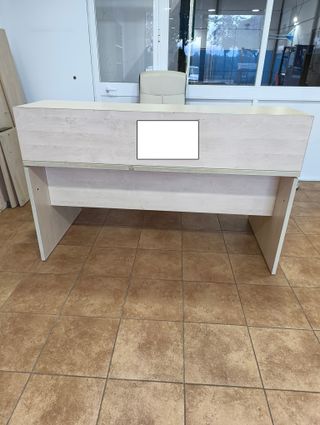 Mesa de Recepción de Madera Clara