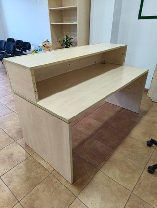 Mesa de Recepción de Madera Clara