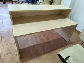 Mesa de Recepción de Madera Clara