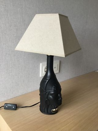 Lámpara de mesa diseño cabeza indígena.