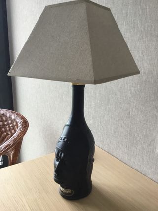 Lámpara de mesa diseño cabeza indígena.