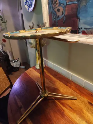 Mesa auxiliar antigua floral dorada