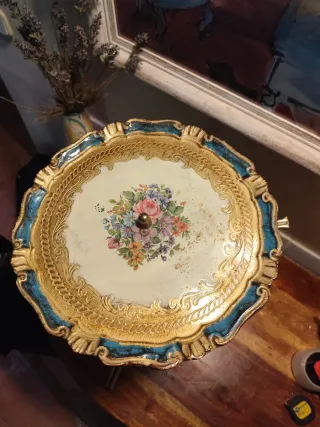 Mesa auxiliar antigua floral dorada