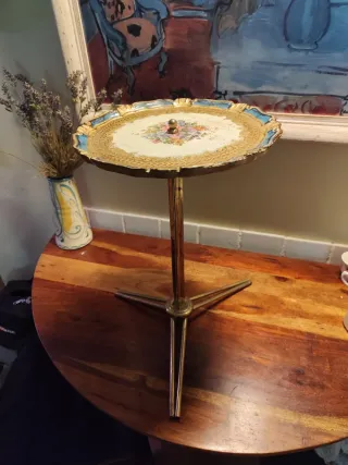 Mesa auxiliar antigua floral dorada