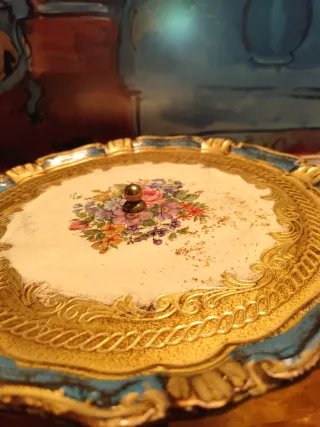 Mesa auxiliar antigua floral dorada