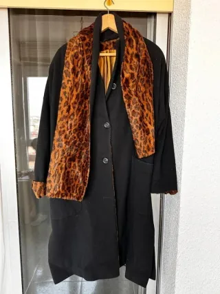 Abrigo negro vintage con cuello estampado