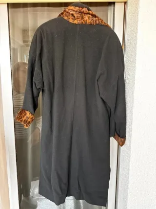 Abrigo negro vintage con cuello estampado