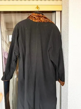 Abrigo negro vintage con cuello estampado