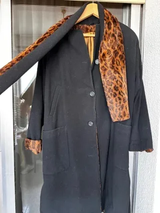 Abrigo negro vintage con cuello estampado