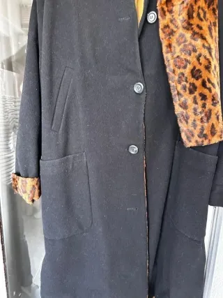 Abrigo negro vintage con cuello estampado