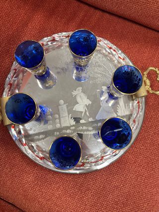 Bandeja con 6 vasos de cristal azul