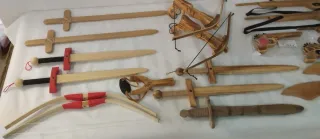 Grande lotto di accessori per bambini e scolastici, ideale per teatri, campi estivi, feste, scuole, ludoteche, animazione e giochi storici