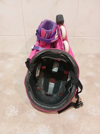 Patines en línea y casco rosas. Talla 32/35