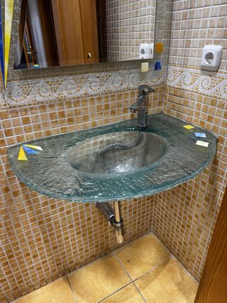 Lavabo de cristal para baño con su espejo