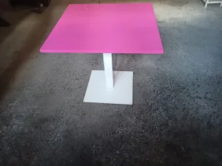 Tavolo da bar/caffetteria rosa e bianco