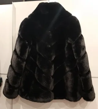 Abrigo pelo sintético negro