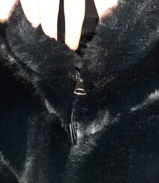 Abrigo pelo sintético negro