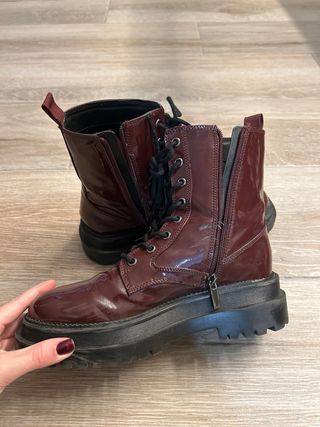Botas militares Stradivarius rojas charol