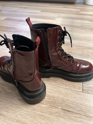 Botas militares Stradivarius rojas charol