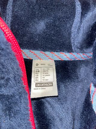 Sudadera Decathlon con capucha azul y roja