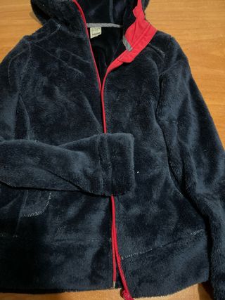 Sudadera Decathlon con capucha azul y roja