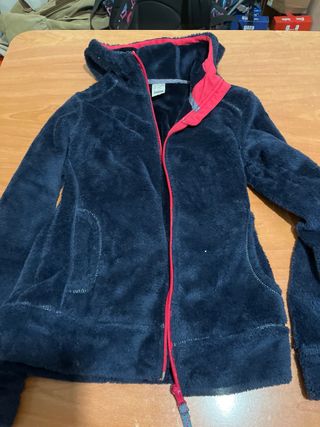 Sudadera Decathlon con capucha azul y roja