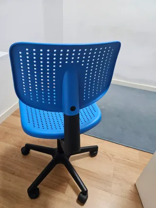 Silla de escritorio azul con ruedas 15 las dos.