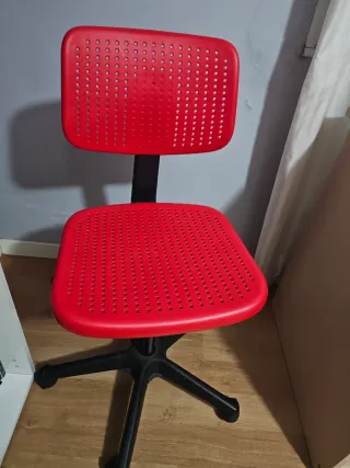 Silla de escritorio azul con ruedas 15 las dos.