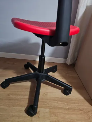 Silla de escritorio azul con ruedas 15 las dos.