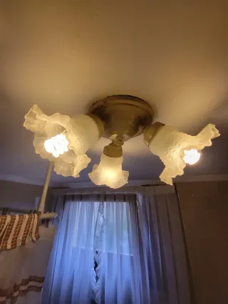 Lámpara de techo dorada y blanca